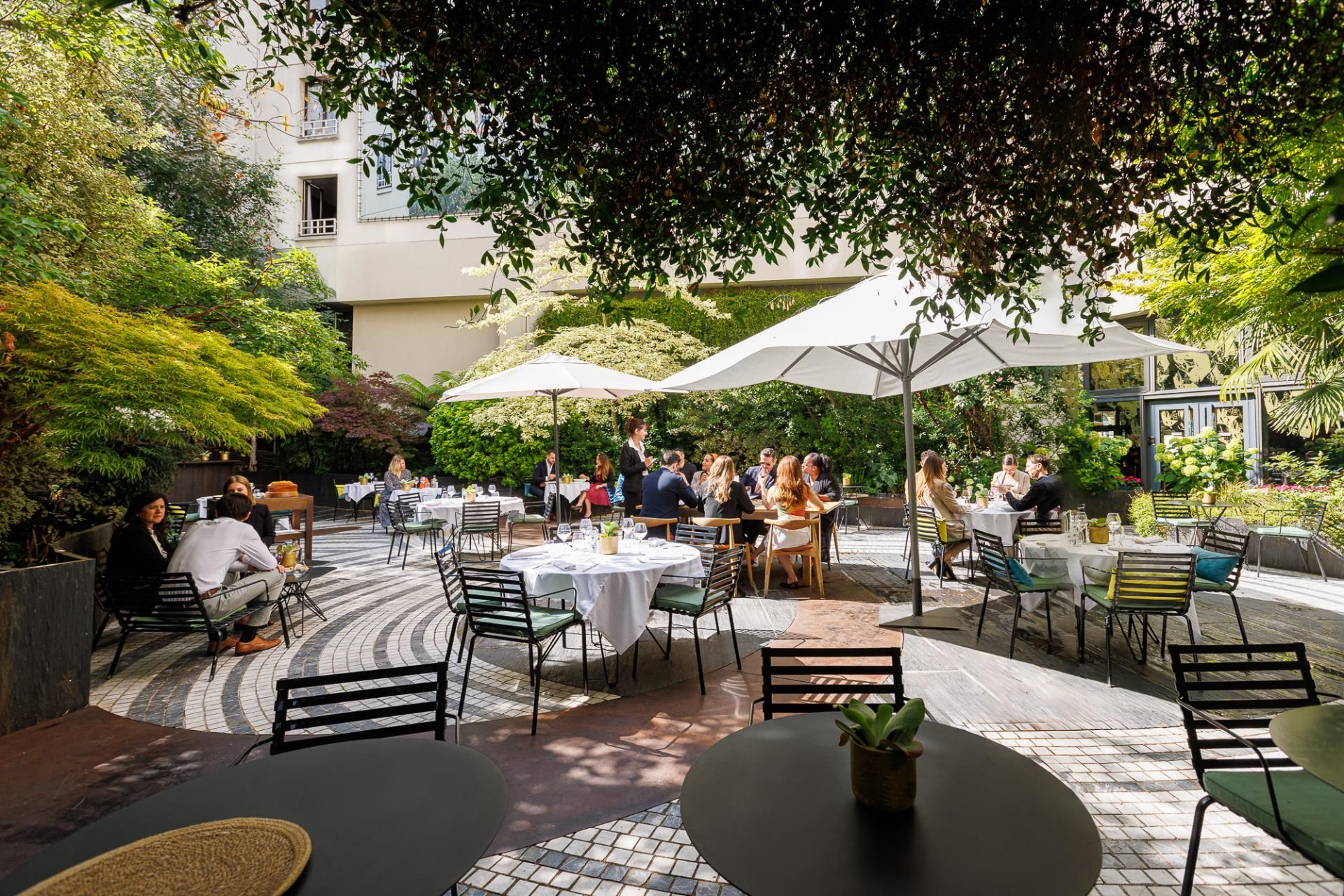 Restaurant Le Petit Marguerite | Chic Cuisine and Cocktail Bar in